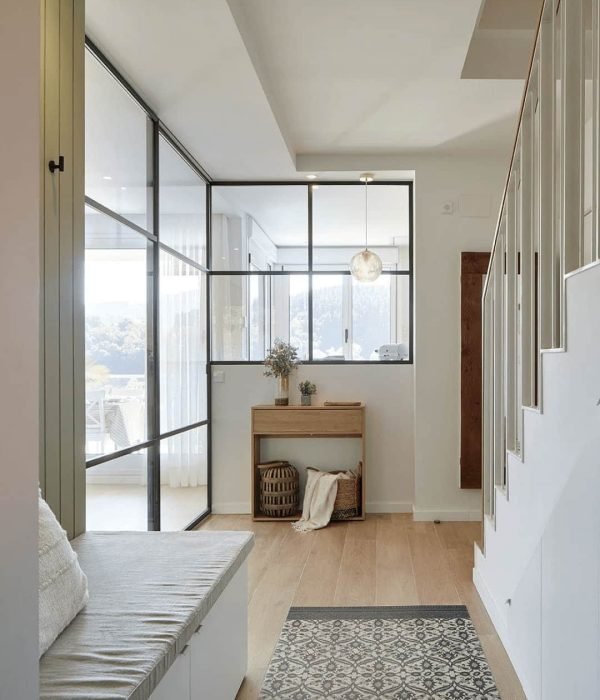proyecto-interiorismo-txarapea4-entrada-bajo-escalera