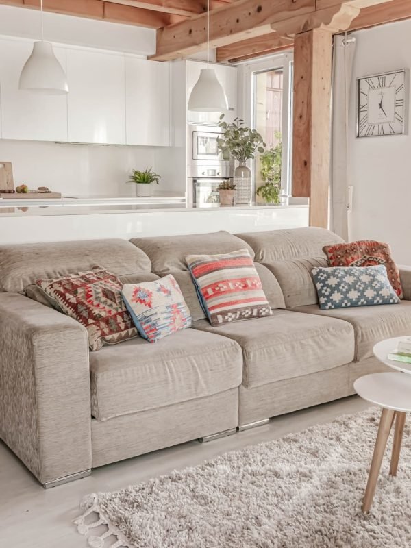 reforma-chalet-baldatze-azkoitia-salon-sofa-rustico