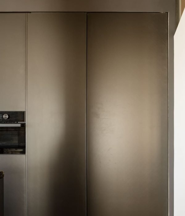 reforma-integral-gros-donostia-cocina-puerta-acero