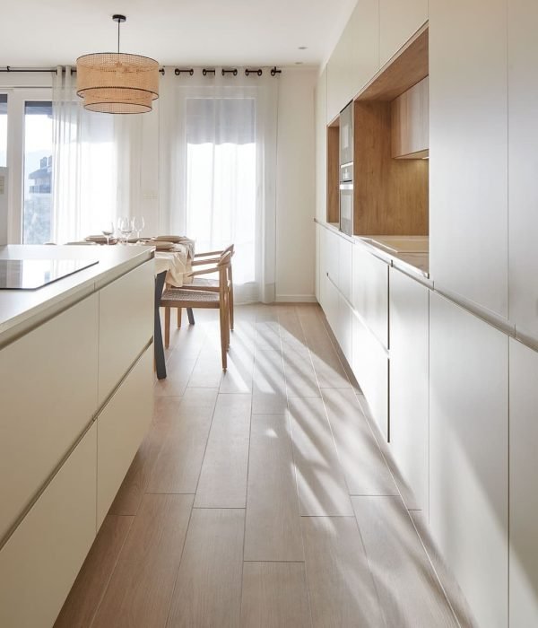 reforma-piso-zumaia-juan-belmonte-cocina-peninsula06