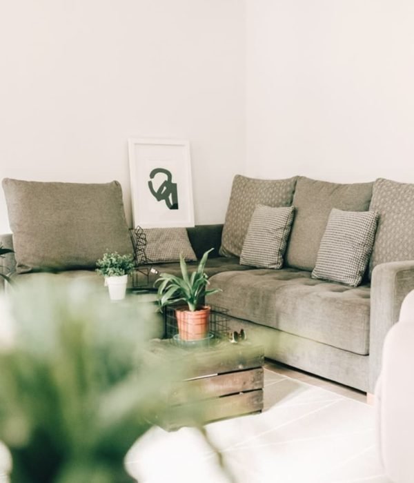 reforma-vivienda-casco-antiguo-tolosa-sofa-gris