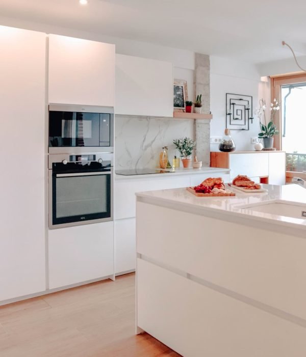 reforma-vivienda-mutriku-cocina-blanca-minimal