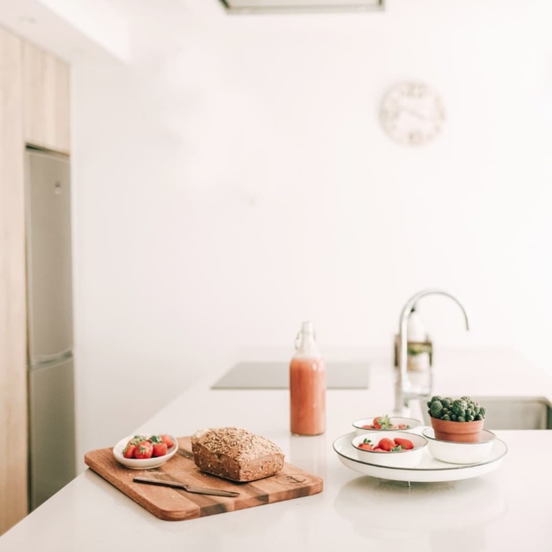reforma-vivienda-casco-antiguo-tolosa-cocina-blanca