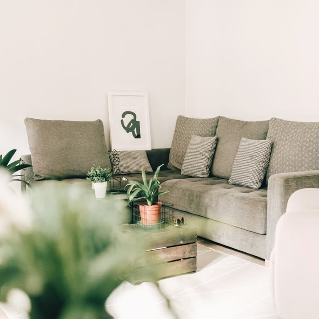 reforma-vivienda-casco-antiguo-tolosa-sofa-gris