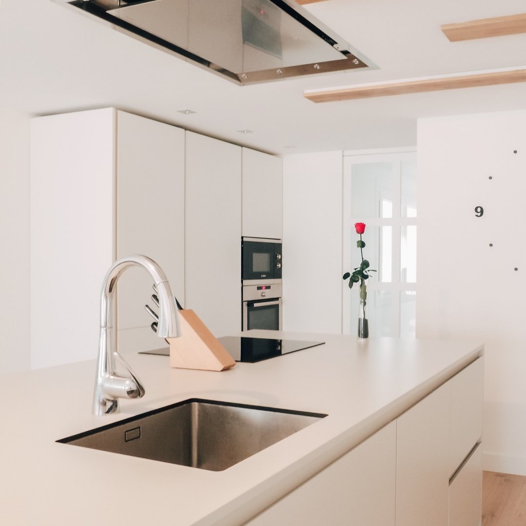 reforma-vivienda-nafarroa-tolosa-cocina-blanca