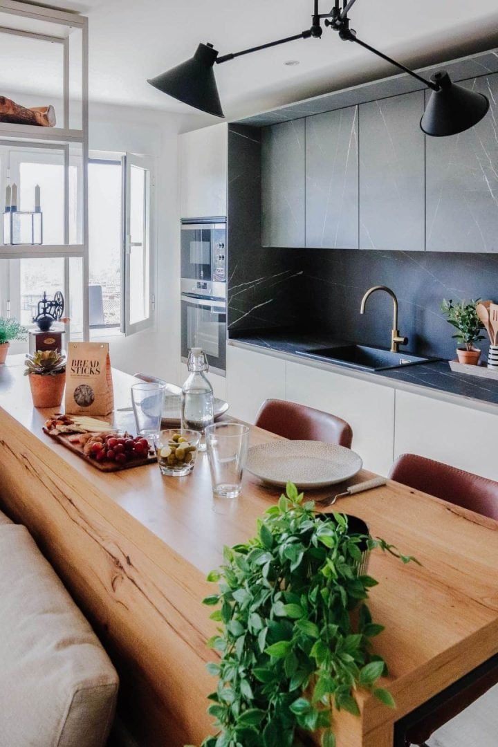 reforma-vivienda-zuberoa-zarautz-cocina-negra-barra-madera